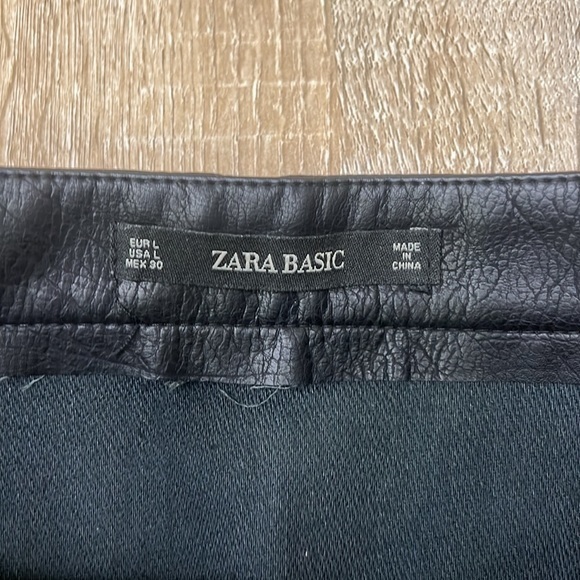 Zara Basic Black Faux Leather Mini Skirt with Zipper Detail - Size Small - Picture 3 of 7